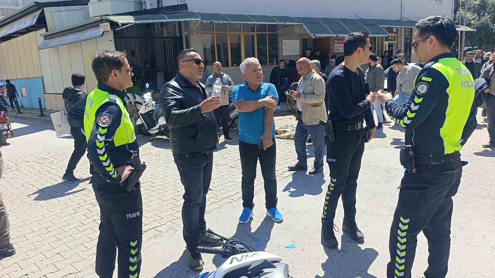 Motosiklet otomobile çarptı , o anlar güvenlik kamerasına yansıdı:1 yaralı 9 motosiklet otomobile carpti o anlar guvenlik kamerasina yansidi1 yarali 5 l79ulTD6