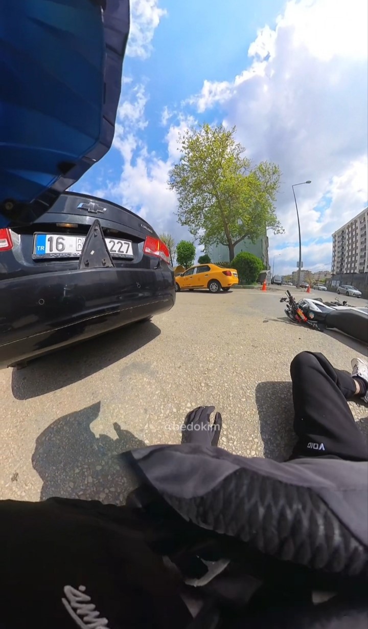 motosiklet otomobile carpti o anlar kask kamerasina yansidi 1 m2h5kyKz