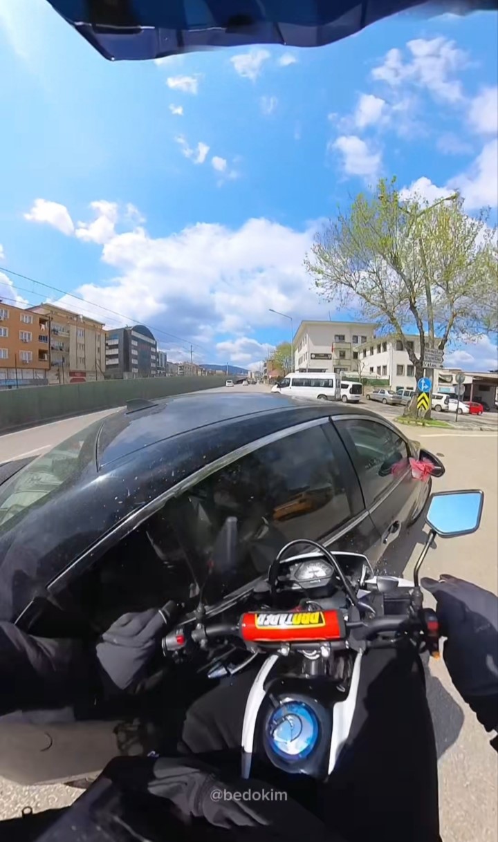 motosiklet otomobile carpti o anlar kask kamerasina yansidi 2 qPbz3tEb