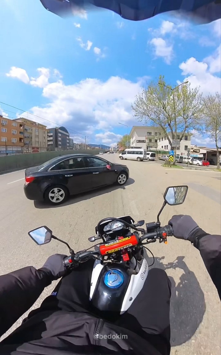 motosiklet otomobile carpti o anlar kask kamerasina yansidi 3 CreTvZNw