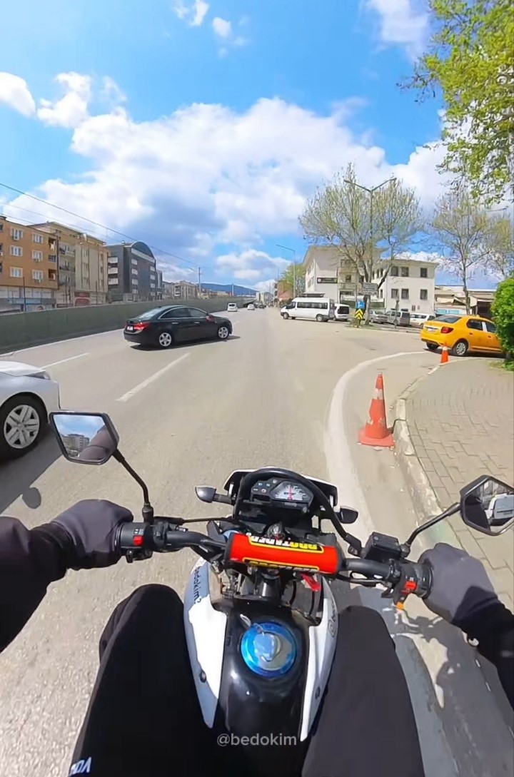 motosiklet otomobile carpti o anlar kask kamerasina yansidi 4 b3bT2U7U