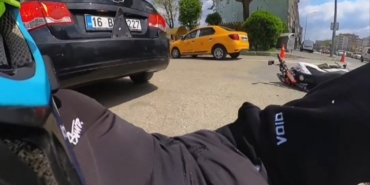 motosiklet-otomobile-carpti-o-anlar-kask-kamerasina-yansidi-wegIFyDY.jpg