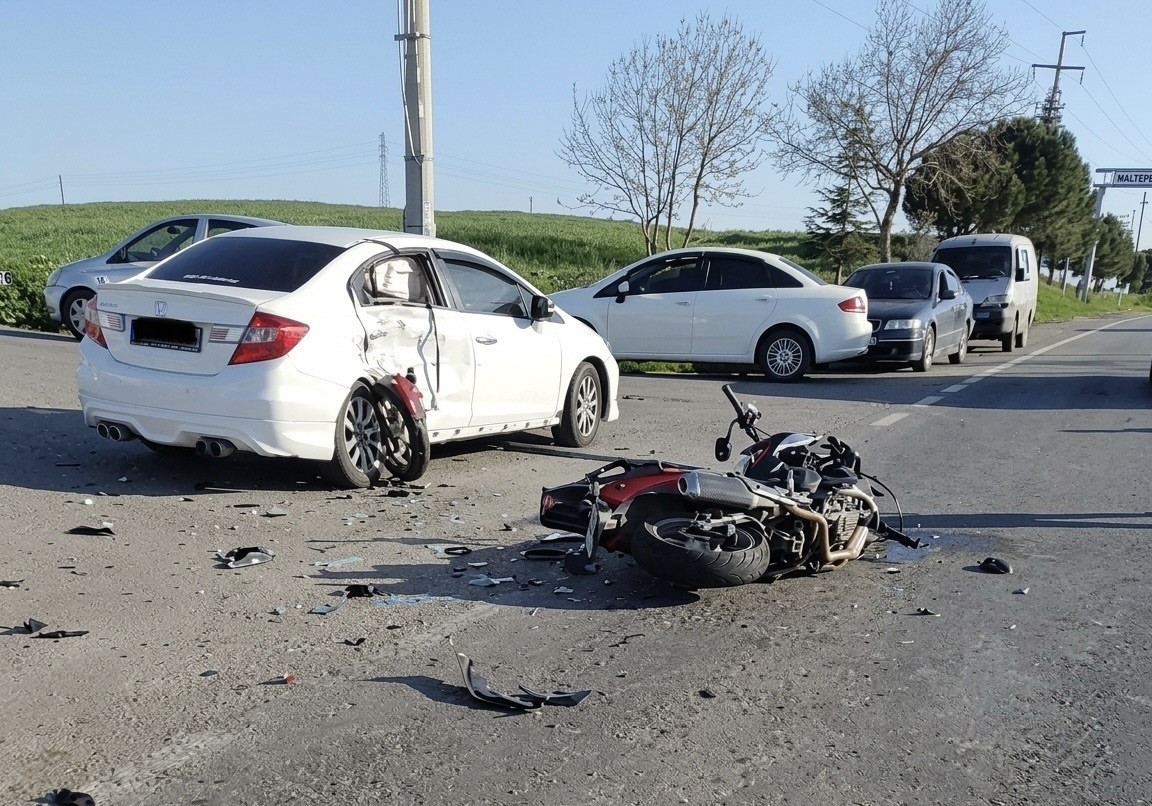 motosiklet otomobile ok gibi saplandi 0 6tG46vGm