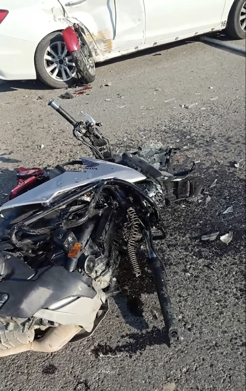 motosiklet otomobile ok gibi saplandi 1 YjU6ilRQ