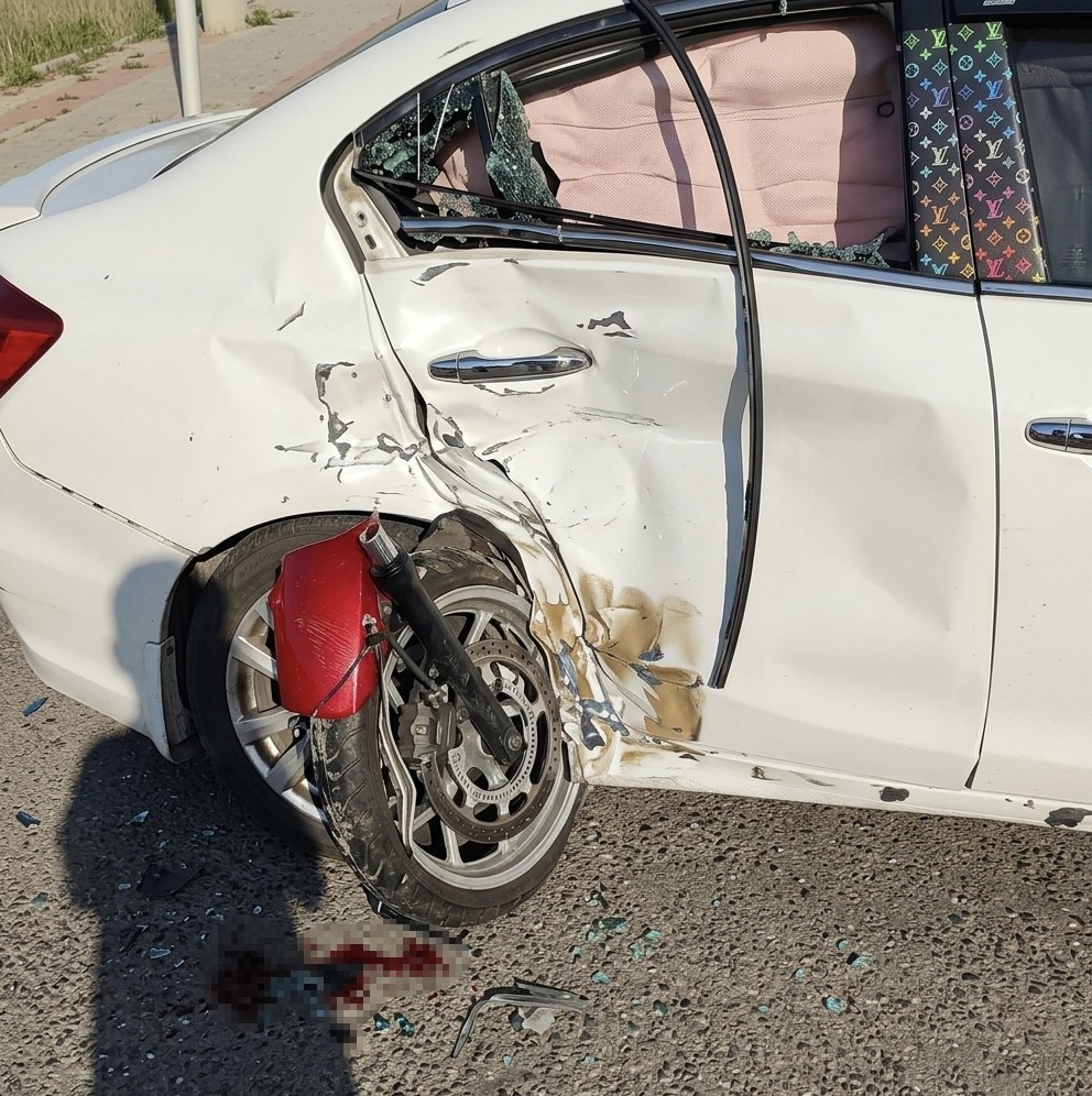 motosiklet otomobile ok gibi saplandi 2