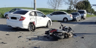 motosiklet-otomobile-ok-gibi-saplandi-mJQaNOXi.jpg