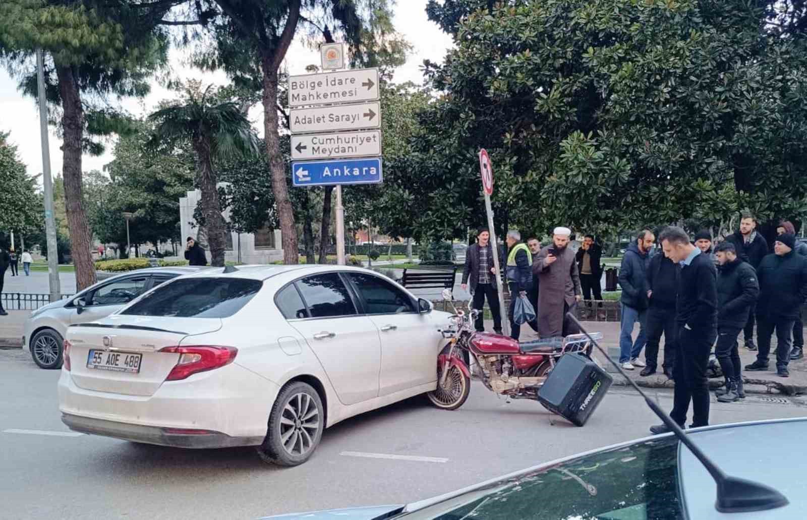 motosiklet otomobile saplandi 0