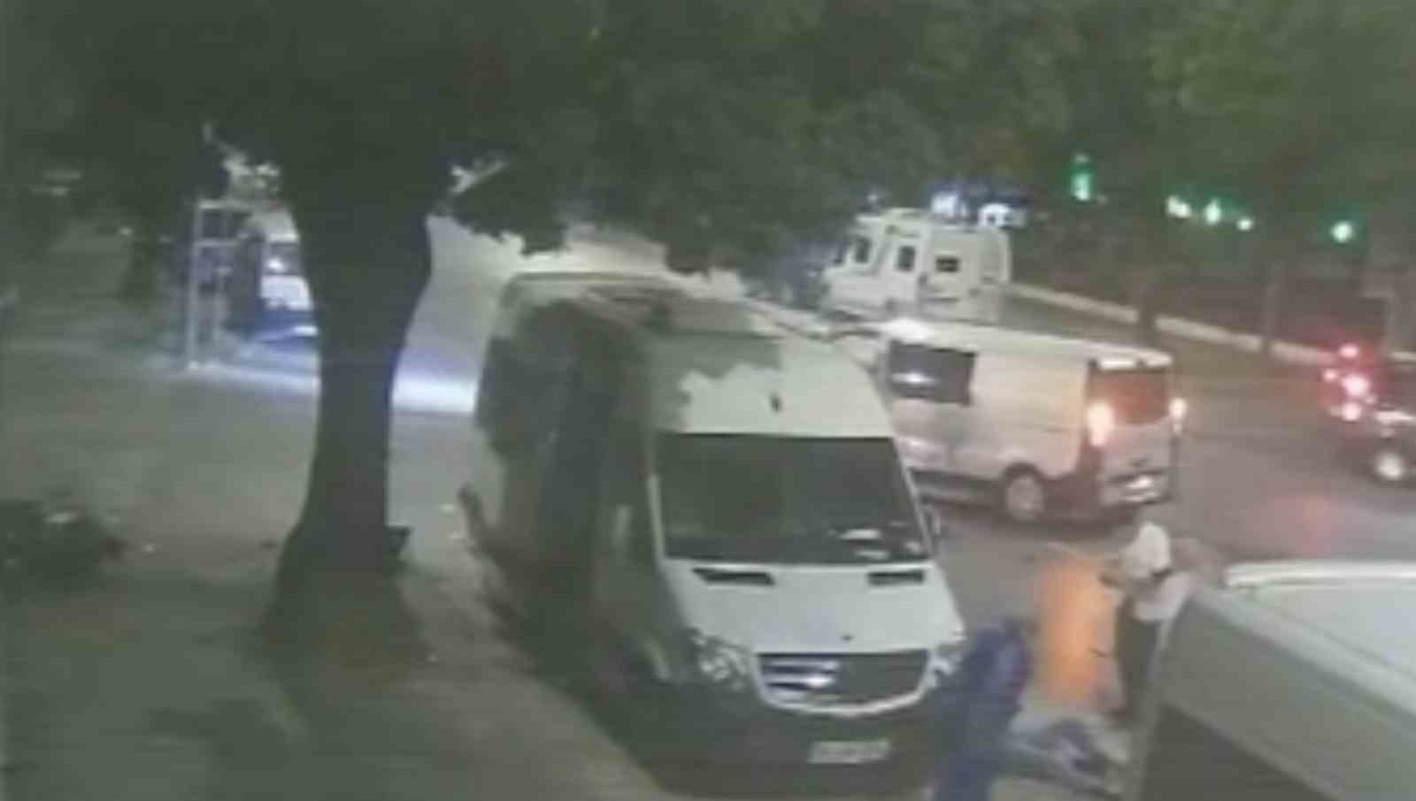 Motosiklet sürücülerinin ağır yaralandığı kazanın güvenlik kamerası ortaya çıktı 4 motosiklet suruculerinin agir yaralandigi kazanin guvenlik kamerasi ortaya cikti 0 4AYhSrkE