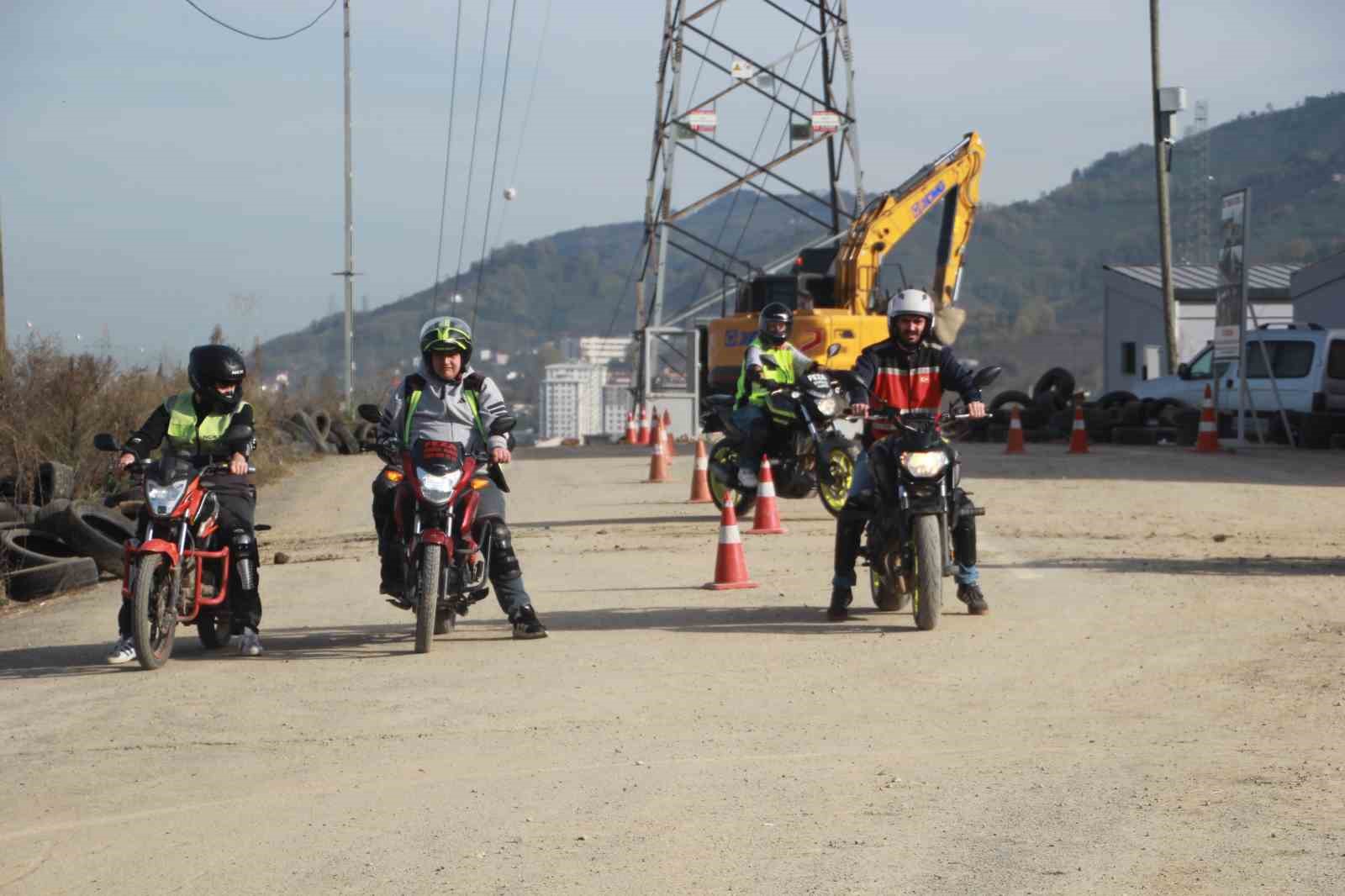 motosiklet suruculerinin tehlikeli egitim pisti alani 3 w6gf9Gct