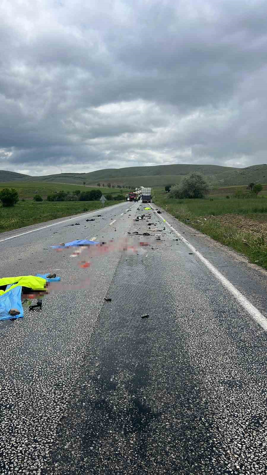 Motosiklet sürücüsü girdiği tırın altında feci şekilde can verdi 5 motosiklet surucusu girdigi tirin altinda feci sekilde can verdi 1 igi3I9sn