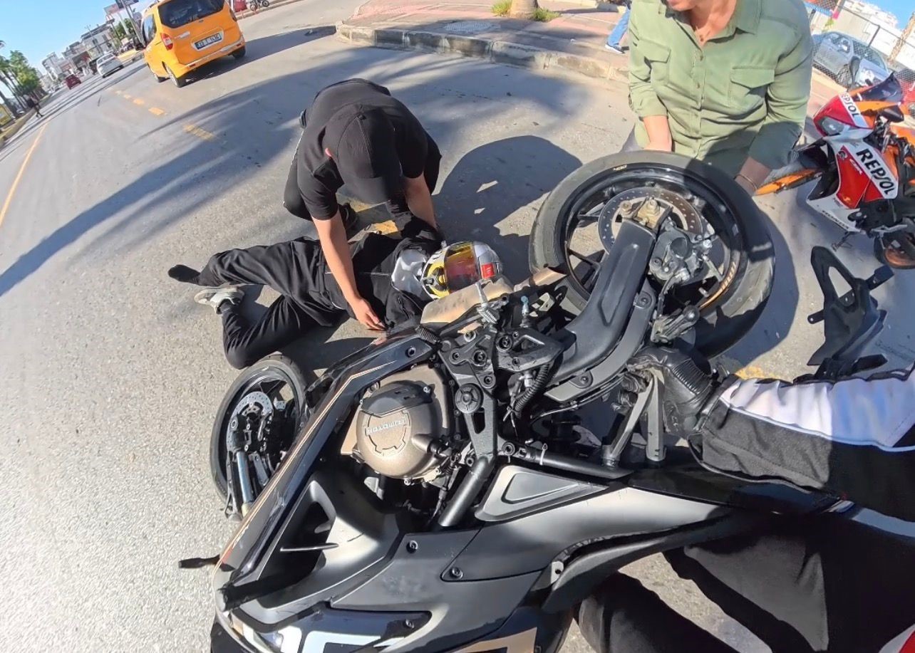 motosiklet surucusu kaski sayesinde yara almadan kurtuldu 0 iywjbqwI