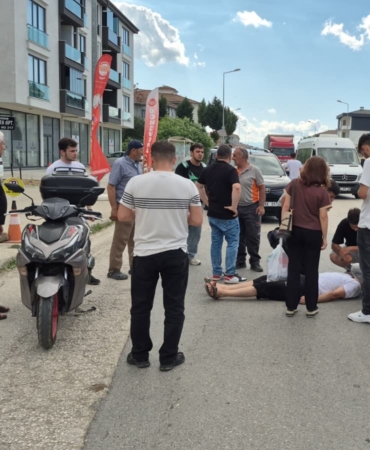 motosiklet-surucusu-otomobile-carpmamak-icin-frene-basinca-savruldu-1-yarali-jXdtRQr9.jpg