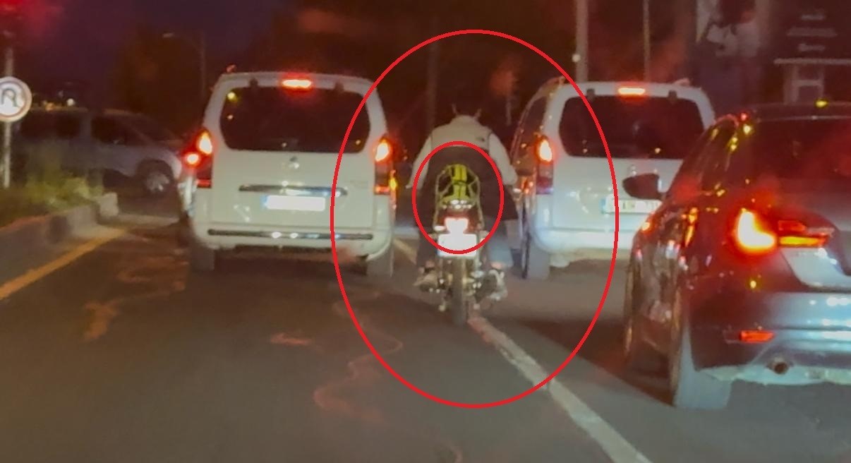 Motosiklet sürücüsü trafikte kaskı başına takması yerine arkasına bağladı 4 motosiklet surucusu trafikte kaski basina takmasi yerine arkasina bagladi 0 z38QbGBR