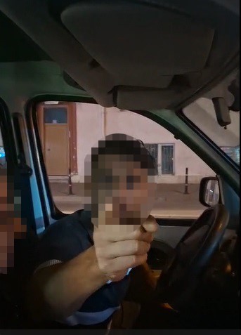 motosiklet surucusune yumruklu saldiri kamerada 0 ZsUYBBwK