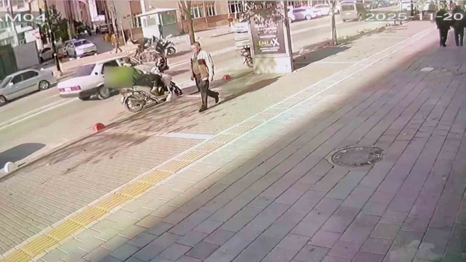 motosiklet surucusunun dikkatsizligi kazaya neden oldu 2 kisi yaralandi 0 aZImItIf