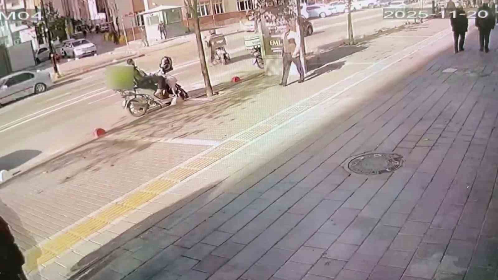 motosiklet surucusunun dikkatsizligi kazaya neden oldu 2 kisi yaralandi 1