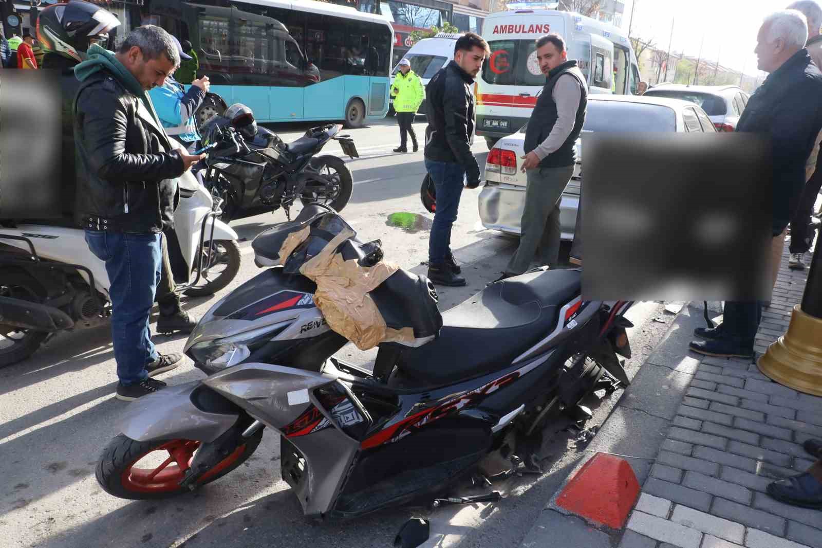 motosiklet surucusunun dikkatsizligi kazaya neden oldu 2 kisi yaralandi 2 WTZkbdNJ