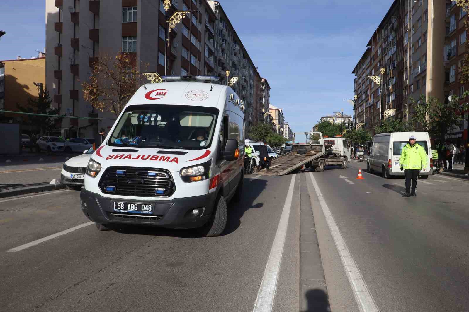 motosiklet surucusunun dikkatsizligi kazaya neden oldu 2 kisi yaralandi 3 AqlJX9zz