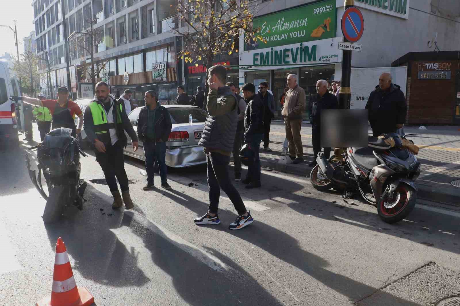 motosiklet surucusunun dikkatsizligi kazaya neden oldu 2 kisi yaralandi 4 GpedkkO8