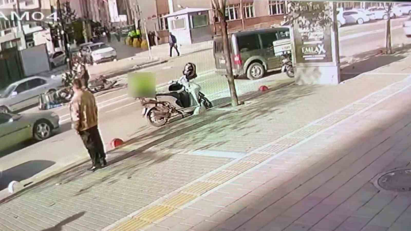motosiklet surucusunun dikkatsizligi kazaya neden oldu 2 kisi yaralandi 5 3YkLpy9F