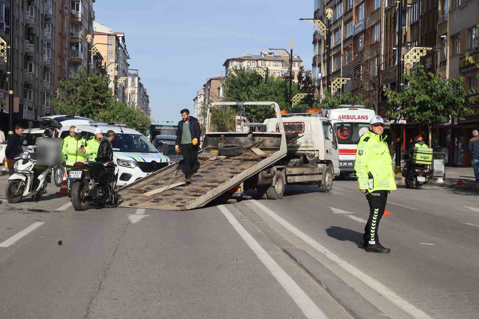 motosiklet surucusunun dikkatsizligi kazaya neden oldu 2 kisi yaralandi 6 aZnwwPqC