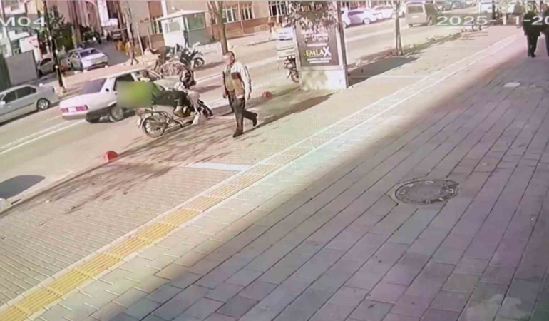motosiklet-surucusunun-dikkatsizligi-kazaya-neden-oldu-2-kisi-yaralandi-9OlPRH3U.jpg