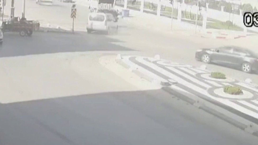motosiklet surucusunun saniyelerle olumden dondugu kaza kamerada 0 JzLOvvG2