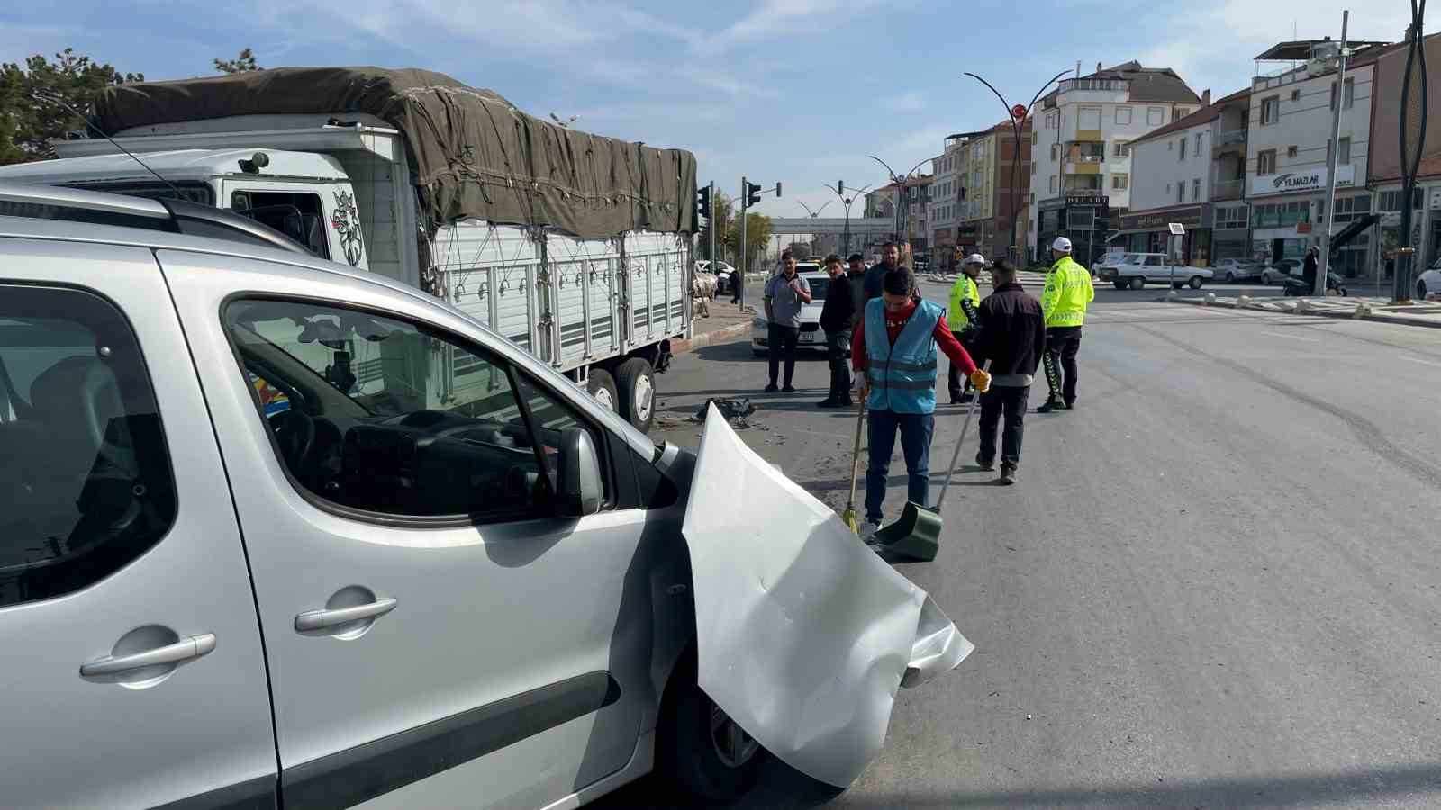 motosiklet surucusunun saniyelerle olumden dondugu kaza kamerada 4 CF5fsd4I