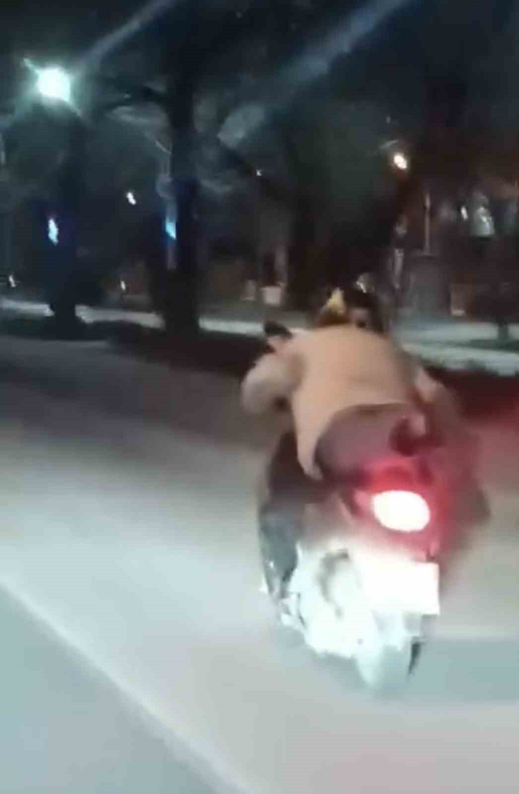 motosiklet surucusunun trafikte tehlikeli anlari kamerada 0 mJK9KrdL