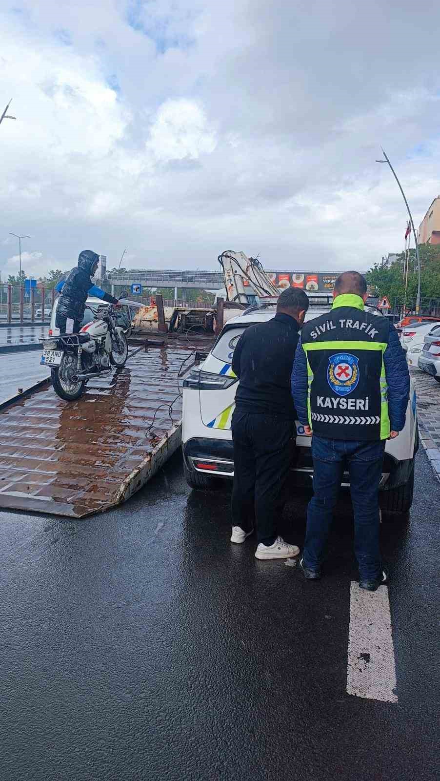 Motosiklet üzerinde akrobatik hareketler yapan şahsa 46 bin TL ceza 5 motosiklet uzerinde akrobatik hareketler yapan sahsa 46 bin tl ceza 1 rkPksIVa