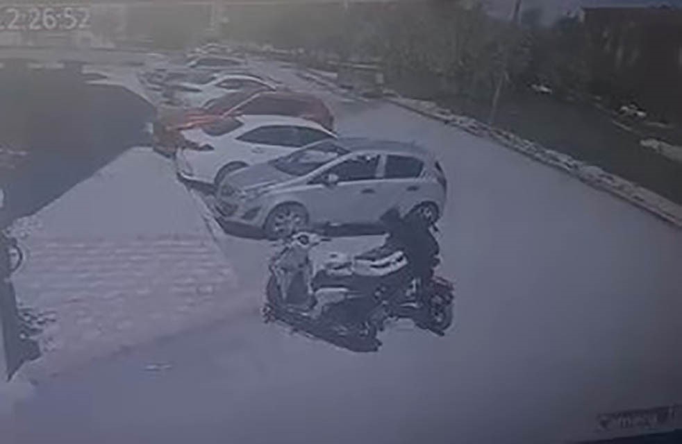 motosiklet uzerinde duran kaski caldi o anlar kamerada 1 A9a6Ih89