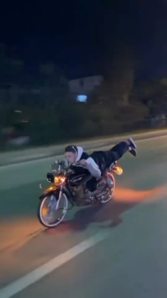 motosiklet uzerinde tehlikeli sov 0 8PRAhzR7