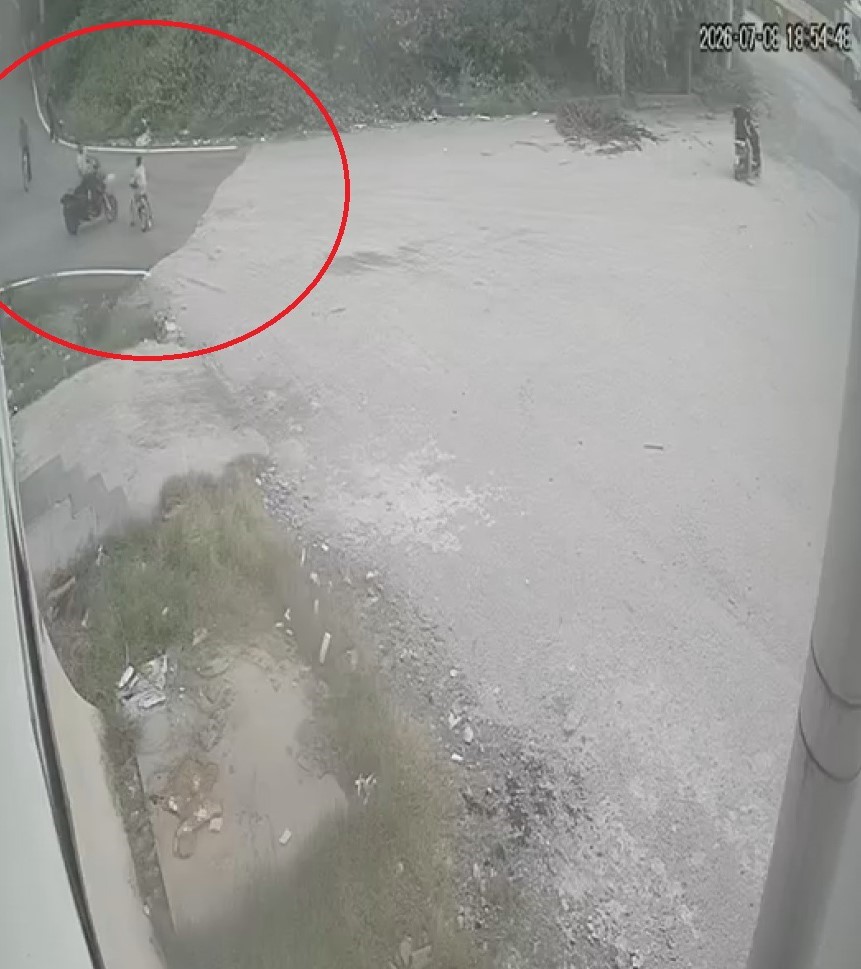 Motosiklet ve bisikletli çocuğun çarpıştığı anlar kamerada 4 motosiklet ve bisikletli cocugun carpistigi anlar kamerada 0 j2TMDsjM
