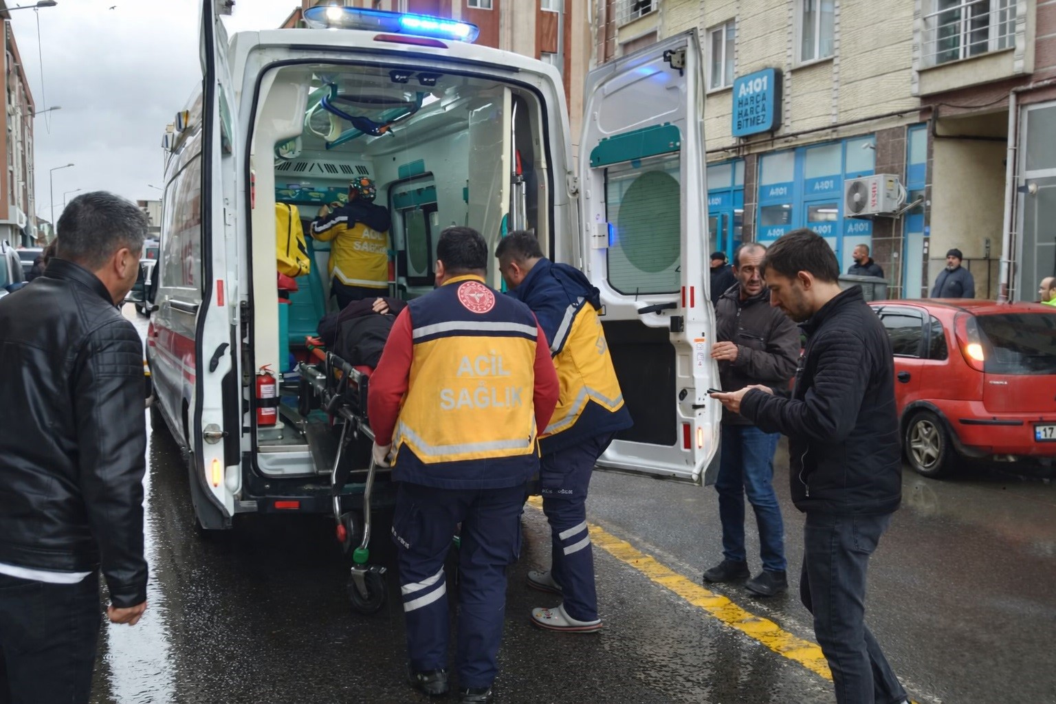 motosiklet yayaya carpti 1 yarali 1