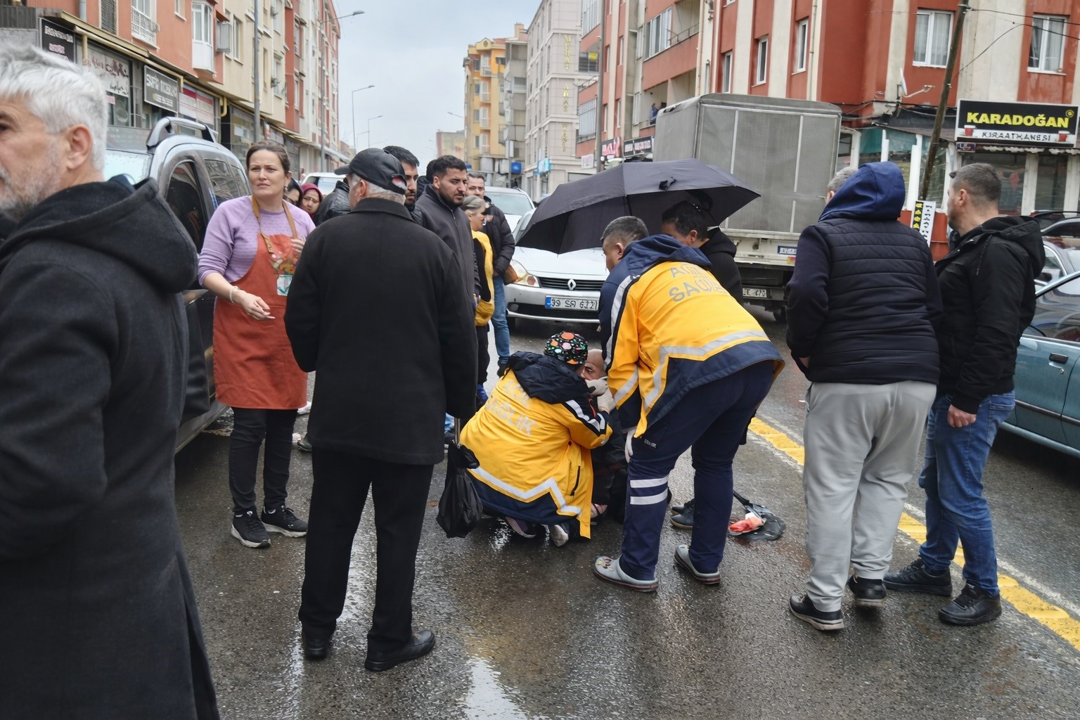 motosiklet yayaya carpti 1 yarali 2 apuaFwrQ