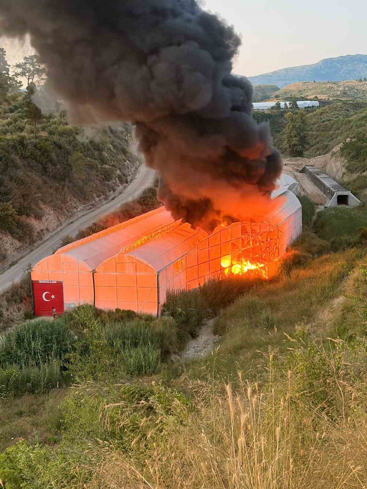 motosiklet yedek parca deposu olarak kullanilan muz serasi alev alev yandi 10 ZpZVzW7Y