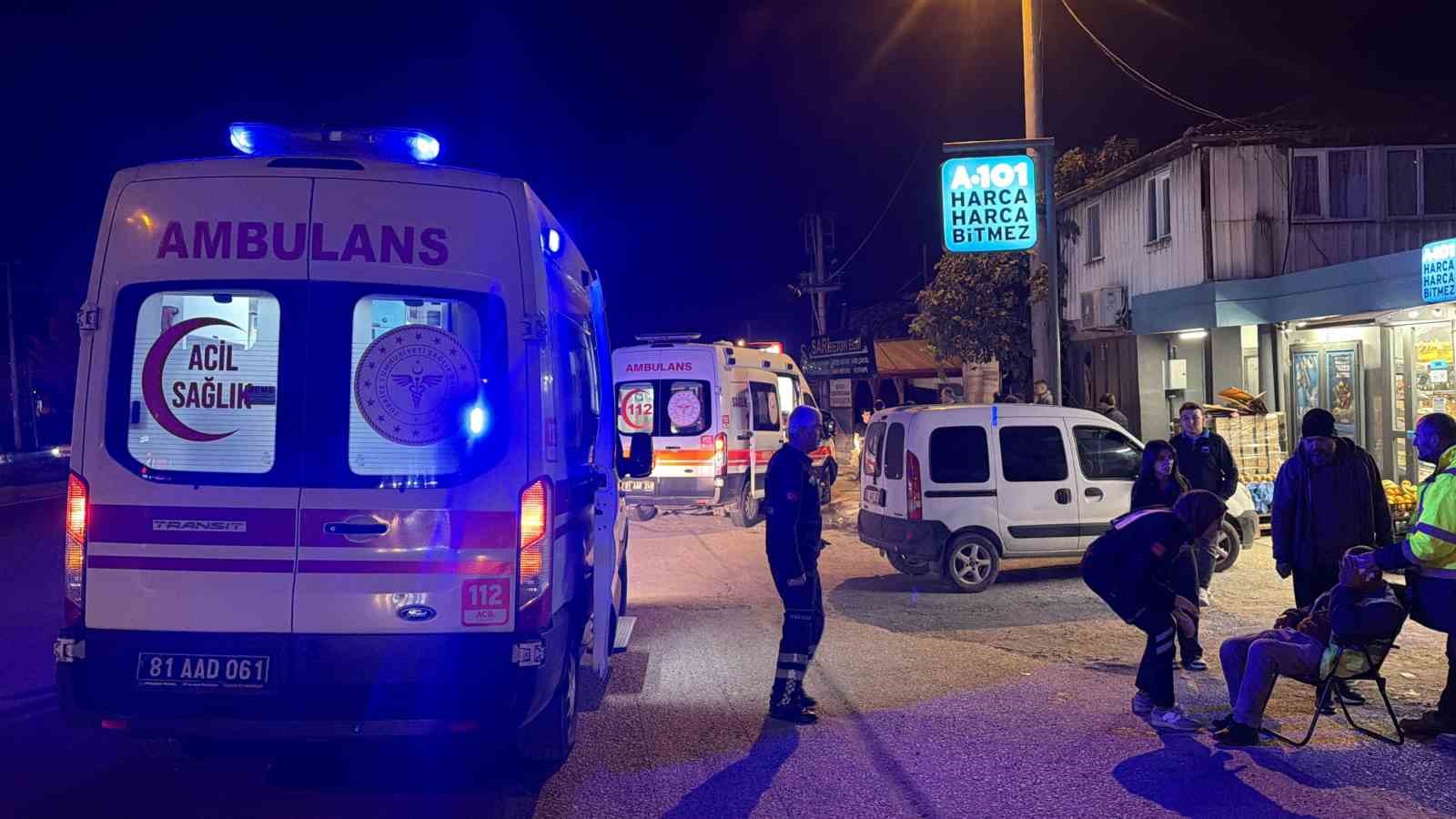motosiklet yolun karsisina gecmeye calisan adama carpti 3 yarali 0