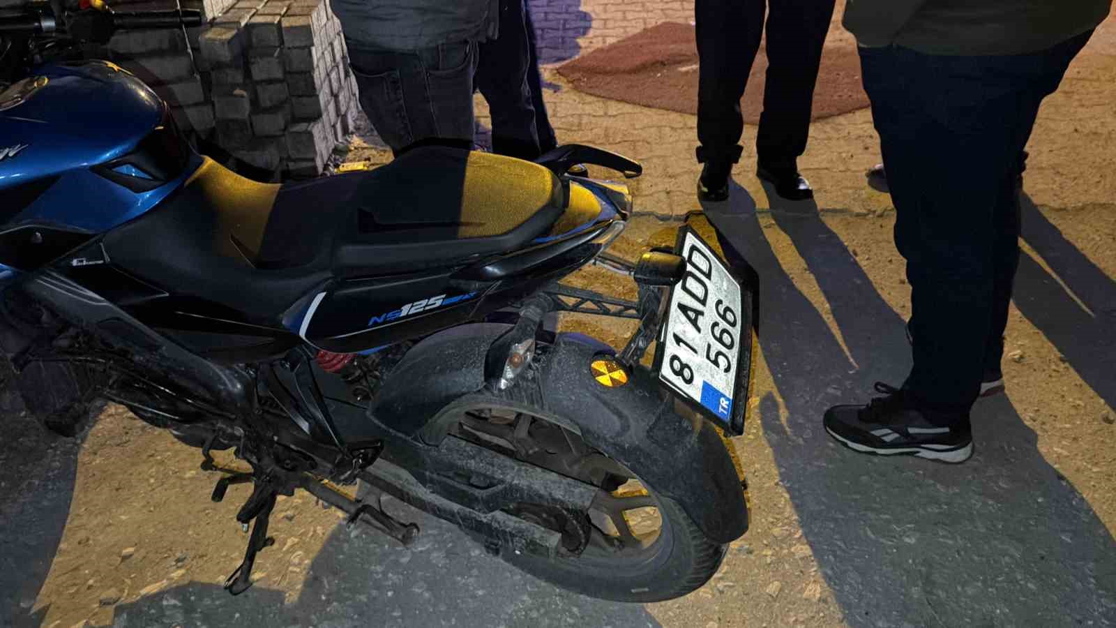 motosiklet yolun karsisina gecmeye calisan adama carpti 3 yarali 3