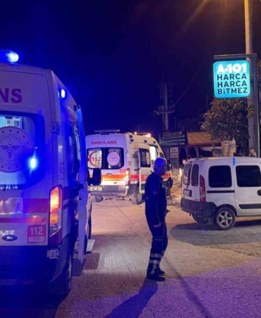 motosiklet-yolun-karsisina-gecmeye-calisan-adama-carpti-3-yarali-QIpWQVEx.jpg