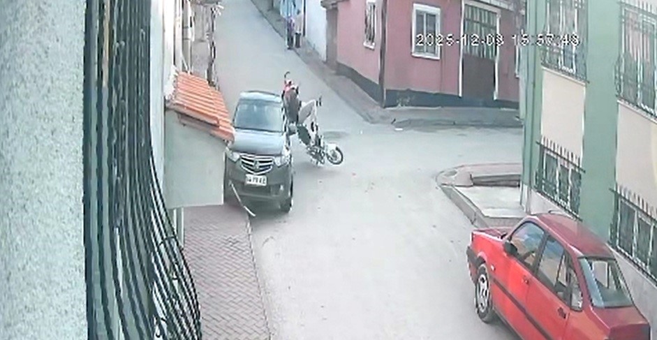 motosiklete carpan arac hizla kacti 2 kisinin havada takla atmasi kameraya yansidi 0 VXXI6FNX