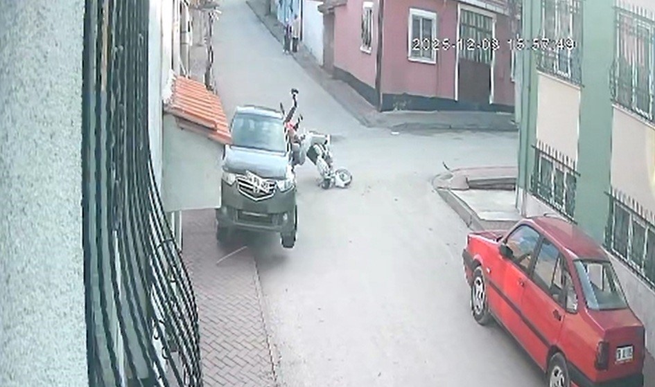 motosiklete carpan arac hizla kacti 2 kisinin havada takla atmasi kameraya yansidi 1 f6yM6Gpe