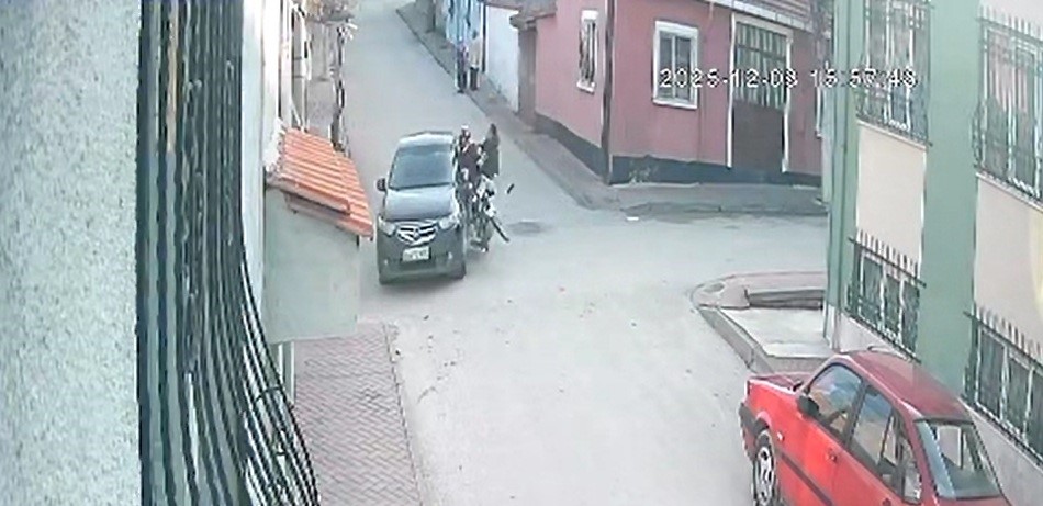 motosiklete carpan arac hizla kacti 2 kisinin havada takla atmasi kameraya yansidi 2 Fi2WDyJf