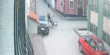 motosiklete-carpan-arac-hizla-kacti-2-kisinin-havada-takla-atmasi-kameraya-yansidi-dVmPOxUj.jpg