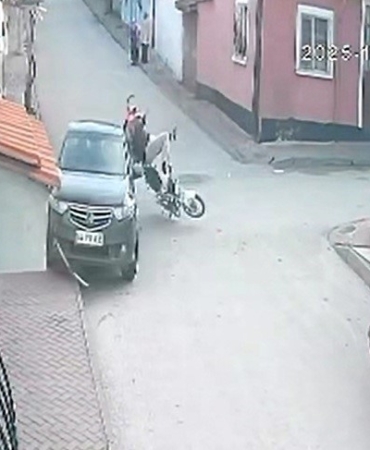 motosiklete-carpan-arac-hizla-kacti-2-kisinin-havada-takla-atmasi-kameraya-yansidi-dVmPOxUj.jpg