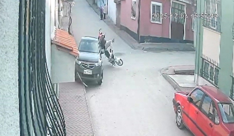 motosiklete-carpan-arac-hizla-kacti-2-kisinin-havada-takla-atmasi-kameraya-yansidi-dVmPOxUj.jpg