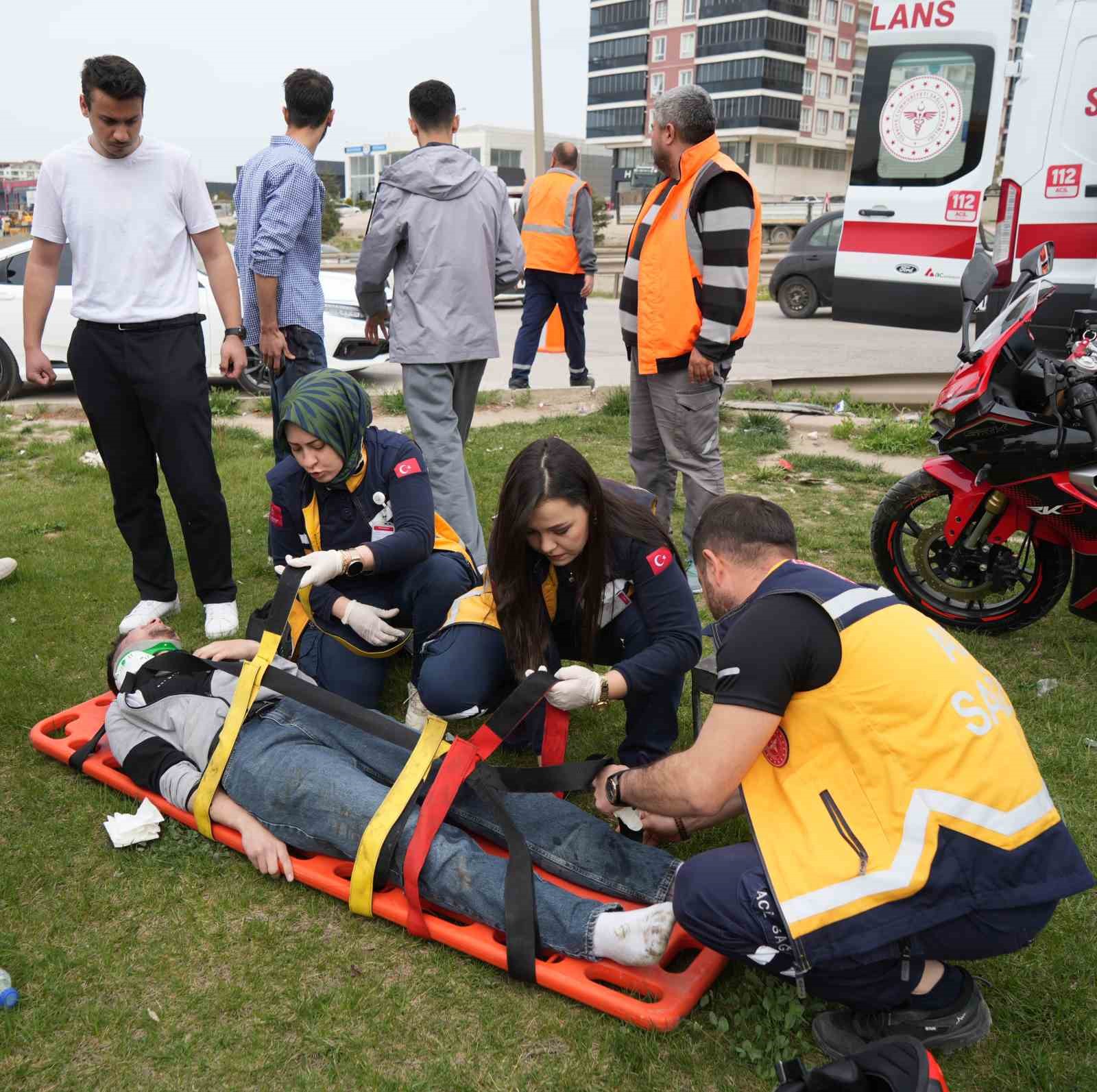 motosiklete carpan hafif ticari arac takla atti yarali surucunun yardimina vatandaslar kostu 1 D5KlZJFu