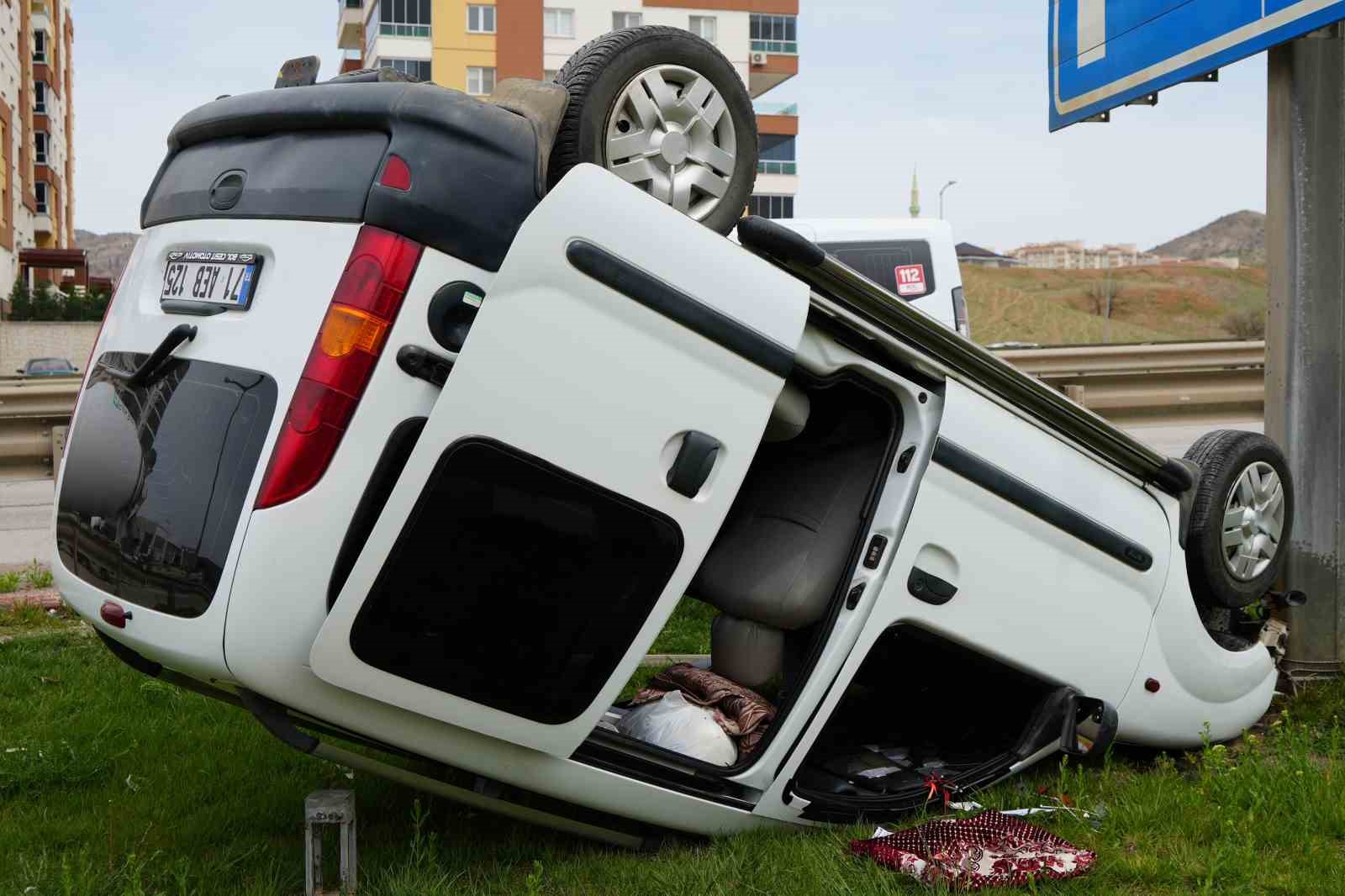 motosiklete carpan hafif ticari arac takla atti yarali surucunun yardimina vatandaslar kostu 2 3SRjkiVD