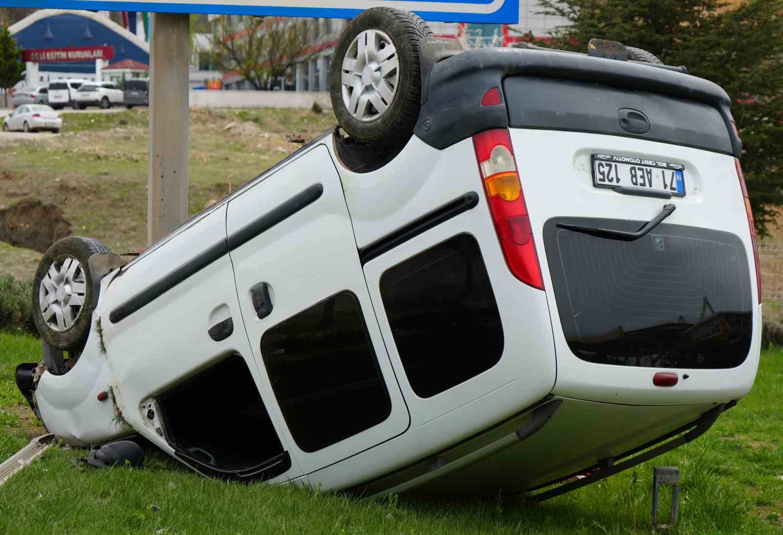motosiklete carpan hafif ticari arac takla atti yarali surucunun yardimina vatandaslar kostu 3 gveWPehu