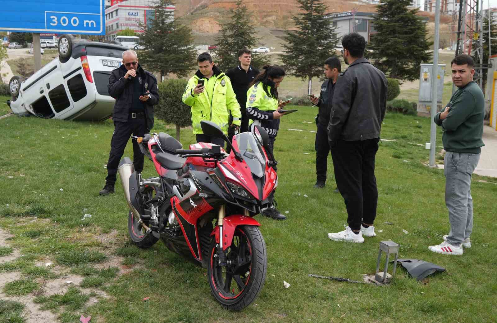 motosiklete carpan hafif ticari arac takla atti yarali surucunun yardimina vatandaslar kostu 4 CQbVl3my