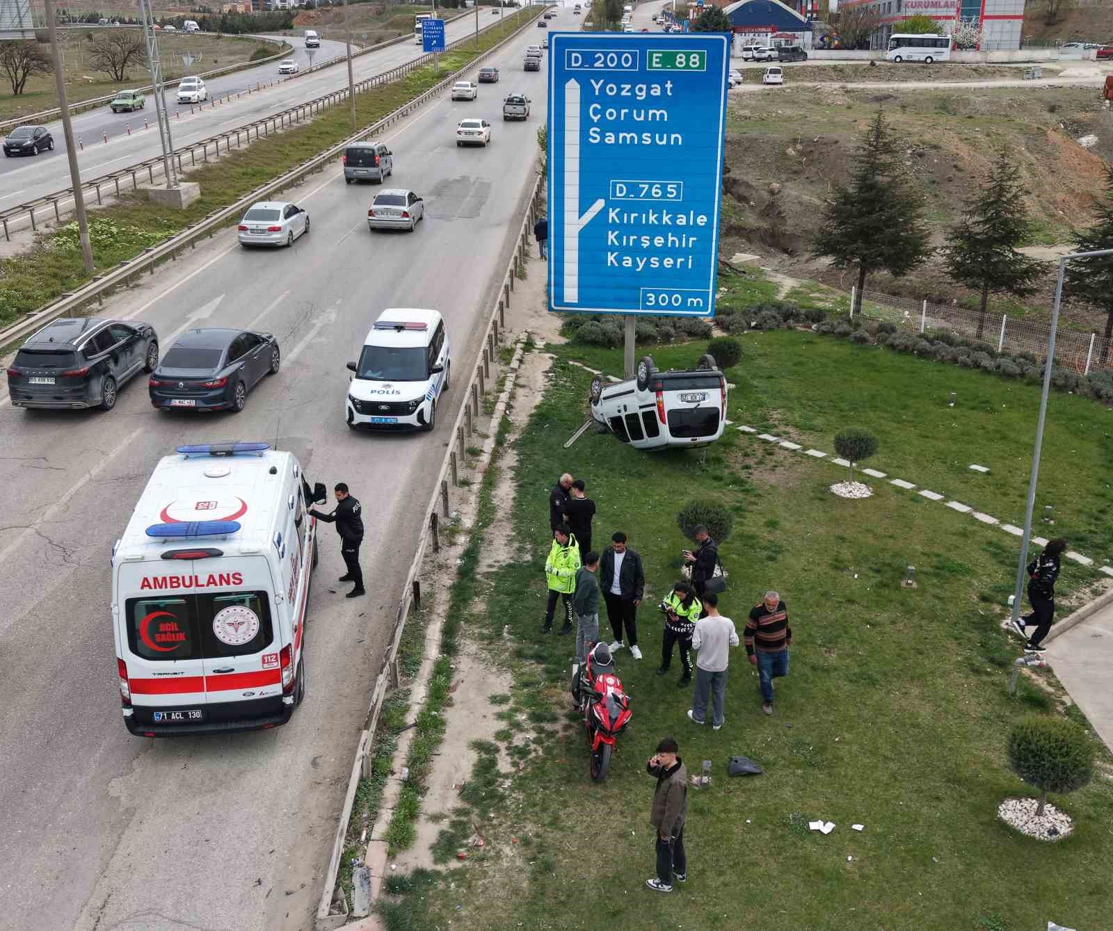 motosiklete carpan hafif ticari arac takla atti yarali surucunun yardimina vatandaslar kostu 5 IEeG35Jc